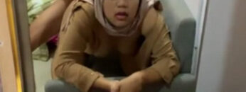 PELAJAR Hijab Ngewe Depan Kaca Crot Dalam.jpg