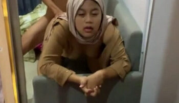 PELAJAR Hijab Ngewe Depan Kaca Crot Dalam.jpg
