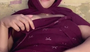 Dedenay HIjab Ngocok pakai Jari.jpg